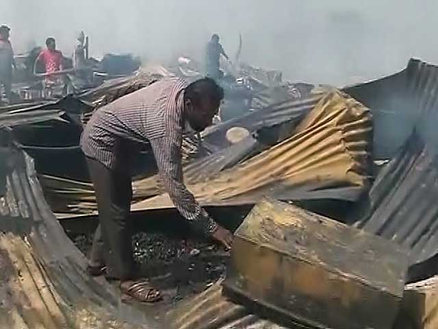 Videos : दिल्ली : वसंत कुंज के पास आग में 500 झुग्गियां खाक