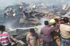 500 homes destroyed in fire at slum in South Delhi 500 homes destroyed in fire at slum in South Delhi
