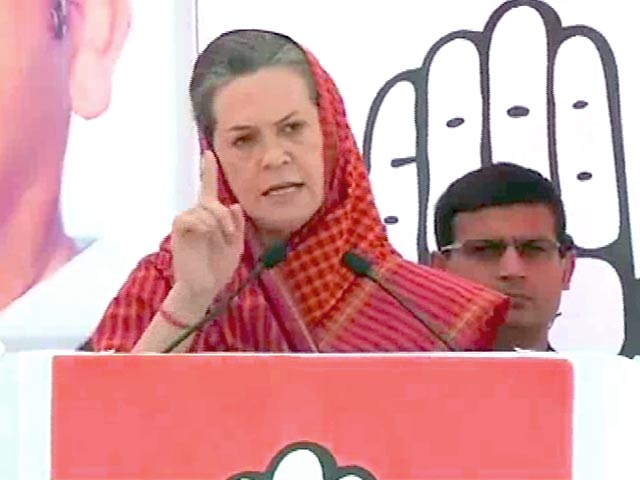 भगवान देश को इस तरह के मॉडल से बचाओ : सोनिया