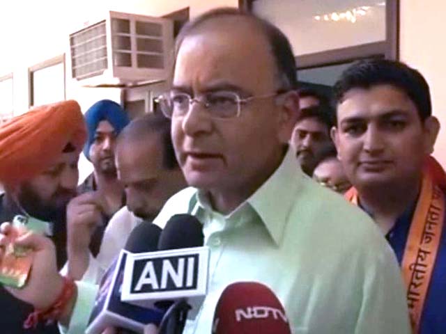 To Farooq Abdullah's 'jump into the sea', Jaitley says, 'take a dip in Dal lake'