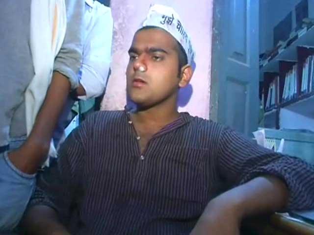 Video : AAP alleges its volunteers attacked by BJP workers in Varanasi during campaigning