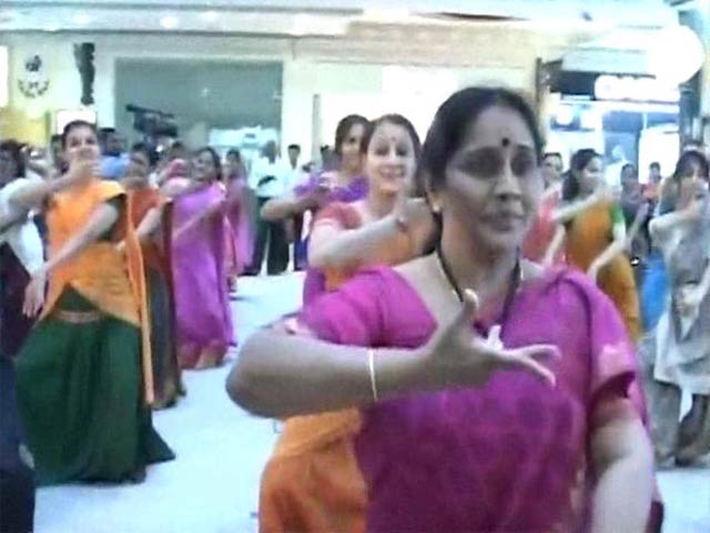 First flash mob of classical dancers