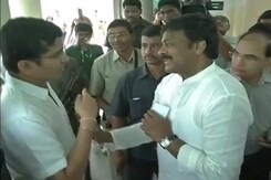 Applause as NRI stops Chiranjeevi from jumping voters' queue Applause as NRI stops Chiranjeevi from jumping voters' queue