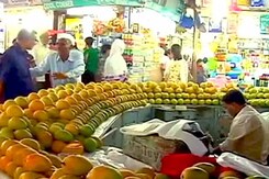 एक्सपोर्ट पर पाबंदी से हापूस आम के दाम गिरे एक्सपोर्ट पर पाबंदी से हापूस आम के दाम गिरे