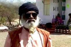 गिर के जंगलों का इकलौता वोटर गिर के जंगलों का इकलौता वोटर