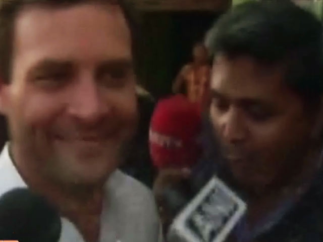 Videos : कुछ हल्के−फुल्के पल : जब राहुल ने खिलाया समोसा