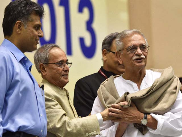 Gulzar Collects the Dadasaheb Phalke Award at 61st National Awards Ceremony