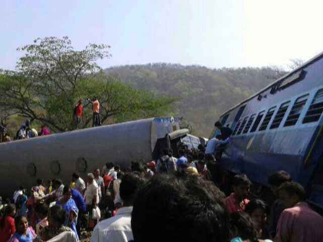 19 Killed After Passenger Train Derails in Maharashtra's Raigad