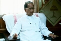 Assam Chief Minister Tarun Gogoi Heckled by Mob, Rescued by Security Forces Assam Chief Minister Tarun Gogoi Heckled by Mob, Rescued by Security Forces