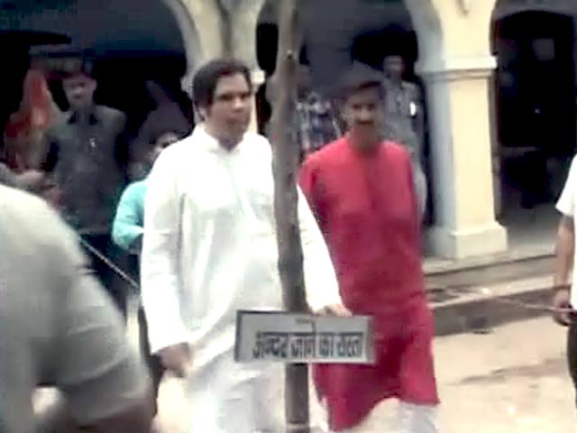 सुल्तानपुर में बूथ-बूथ घूमे वरुण गांधी