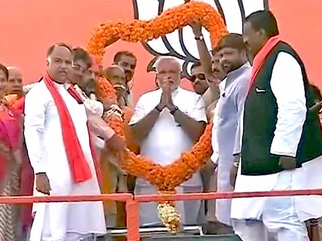 गुजरात के विकास मॉडल पर बहस तेज