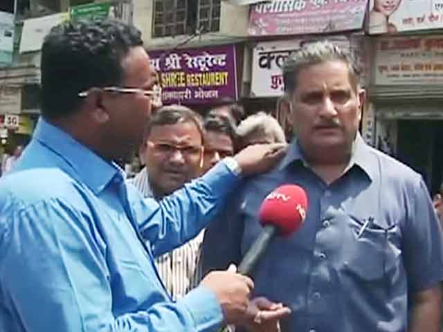 वाराणसी के डीएम के पक्ष में स्थानीय लोग