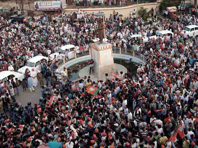 Modi Roadshow in Varanasi Draws Huge Crowds