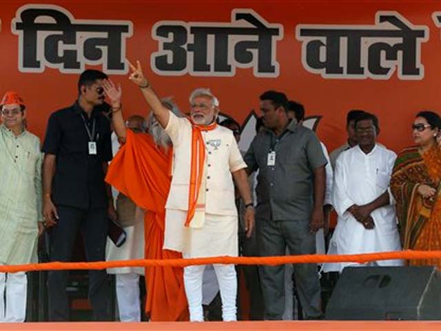 Modi accuses Election Commission of scuttling his Varanasi rally, takes a road trip