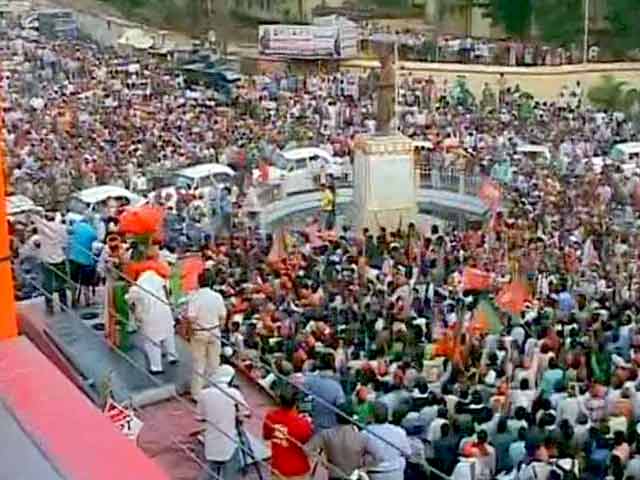 बनारस में नरेंद्र मोदी ने किया 'रोड शो'