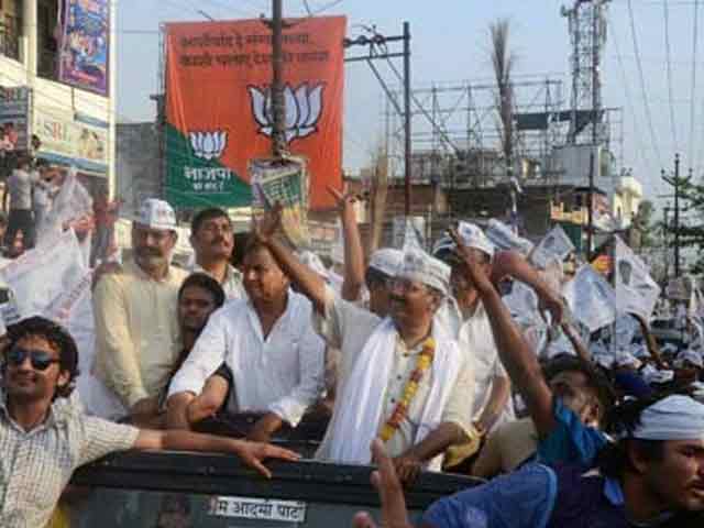 Video : Kejriwal's Roadshow In Varanasi, Hours After Modi's Drive-through