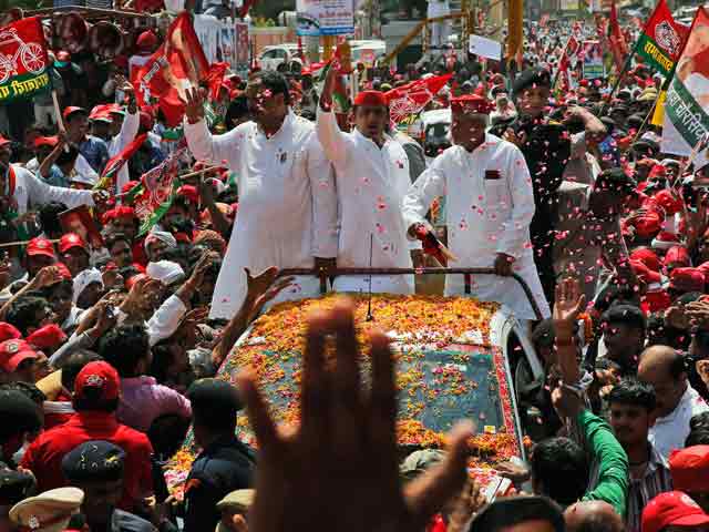 Roadshow Relay: Now, Akhilesh Takes to The Streets of Varanasi