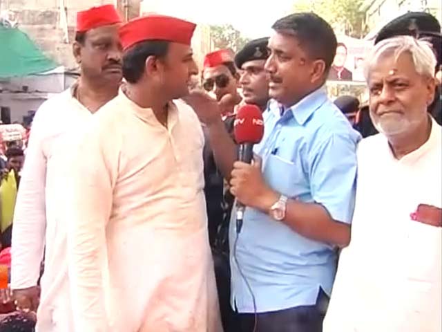 वाराणसी में अखिलेश यादव ने भी किया रोडशो