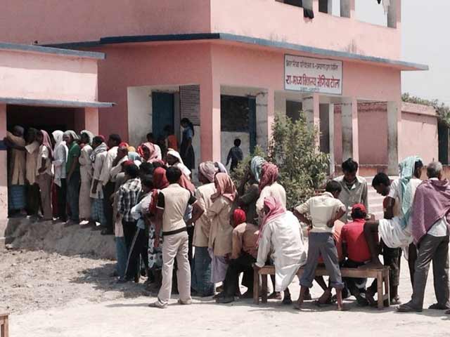 बिहार में मतदान, प्रकाश झा और रघुवंश की किस्मत दांव पर बिहार में मतदान, प्रकाश झा और रघुवंश की किस्मत दांव पर