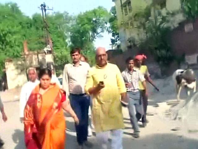 बनारस में मतदान के लिए लंबी कतारें