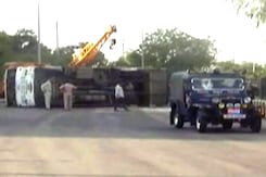 ग्रेटर नोएडा : स्कूल बस हादसे में बच्चे ने हाथ गंवाया ग्रेटर नोएडा : स्कूल बस हादसे में बच्चे ने हाथ गंवाया