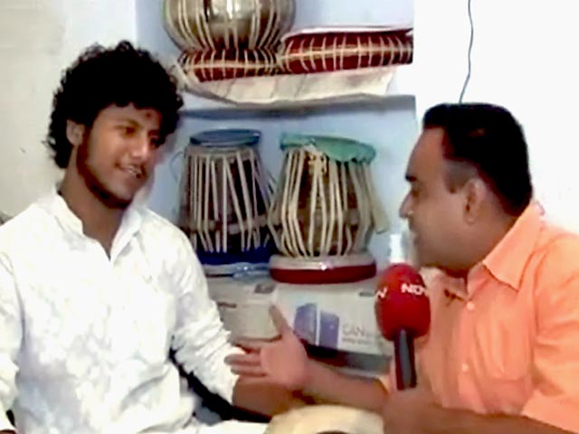 वाराणसी : मुश्किल हालातों में कर रहे हैं संगीत की साधना