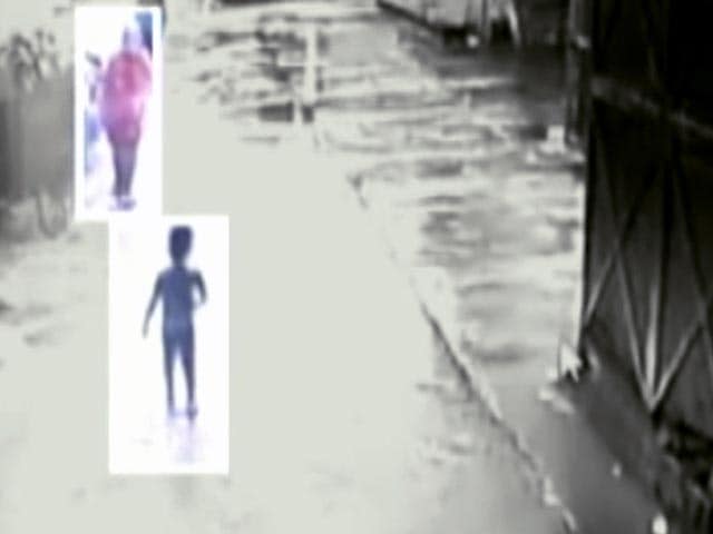 Videos : कैमरे में कैद : दिल्ली के अस्पताल से बच्चा चोरी