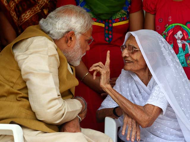 Video : Election Results 2014: Armed with Massive Victory, Narendra Modi Meets his Mother