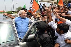 Elections Results 2014: Narendra Modi Lands in Delhi, Flashes Victory Sign Elections Results 2014: Narendra Modi Lands in Delhi, Flashes Victory Sign