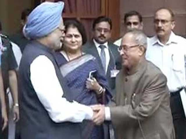 पीएम मनमोहन सिंह ने राष्ट्रपति को सौंपा इस्तीफा