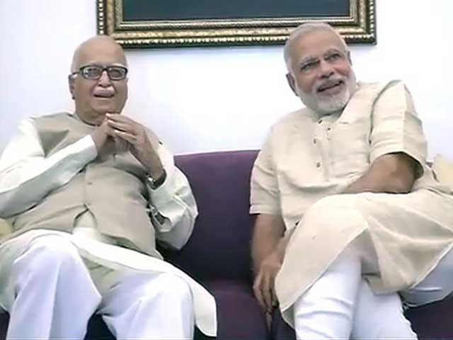 सरकार गठन की कवायद तेज, मोदी मिले आडवाणी से