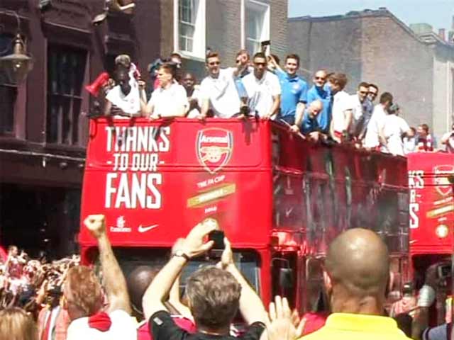 Video : Fans Welcome Arsenal After FA Cup Triumph
