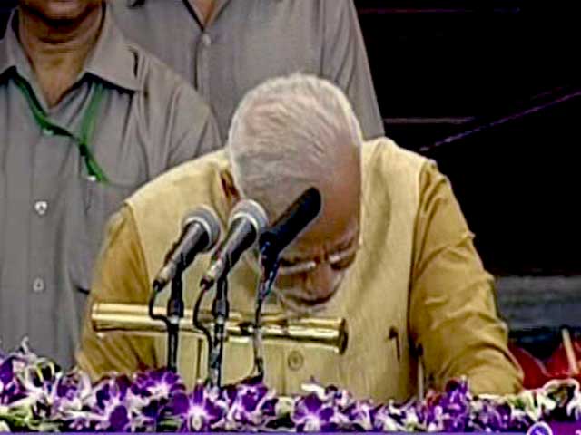 आडवाणी के 'कृपा' बोलने पर रो पड़े नरेंद्र मोदी