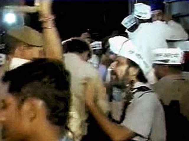 न्यूज प्वाइंट : तिहाड़ के बाहर 'आप' का हंगामा