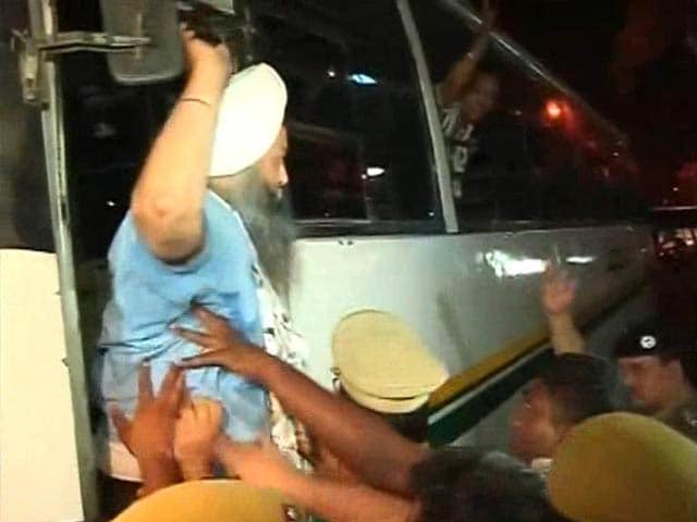 Video : Kejriwal Sent to Tihar; AAP Leaders Detained During Protests