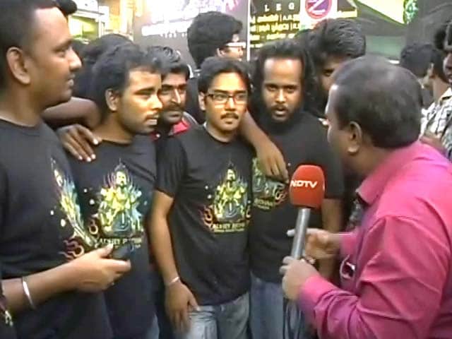 Video : Rajinikanth Fans Throng Theatres in Chennai