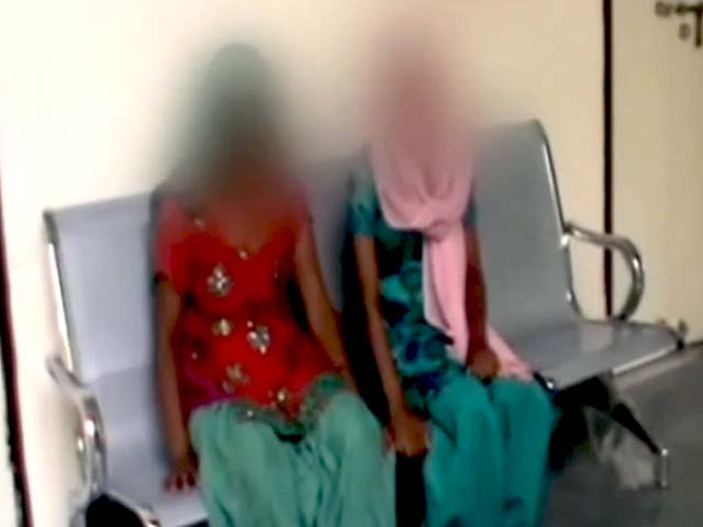 गैंगरेप के आरोपियों को चार जूते मारने की सजा