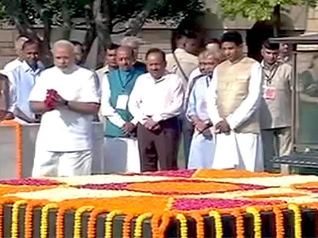 Videos : शपथग्रहण से पहले नरेंद्र मोदी ने राजघाट पर चढ़ाए फूल