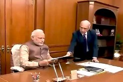 नरेंद्र मोदी ने संभाला पीएमओ में कामकाज नरेंद्र मोदी ने संभाला पीएमओ में कामकाज