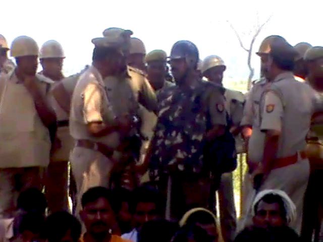 यूपी : दो नाबालिग लड़कियों को पेड़ से लटकाया