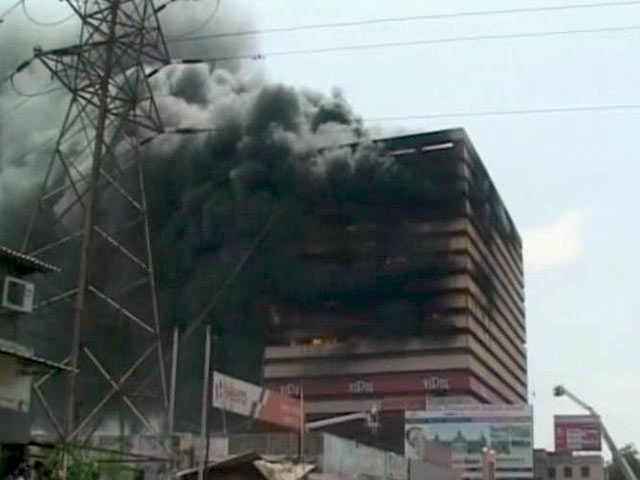 सूरत में 17-मंजिला कपड़ा गोदाम में भीषण आग
