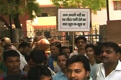 दिल्ली : पानी की किल्लत को लेकर प्रदर्शन दिल्ली : पानी की किल्लत को लेकर प्रदर्शन