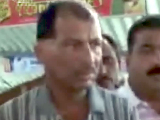 महाराष्ट्र : टिकट चेकर ने महिला को चलती ट्रेन से धकेला