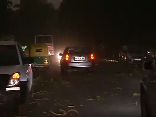 दिल्ली में चली धूल भरी आंधी, दिन में ही छाया अंधेरा