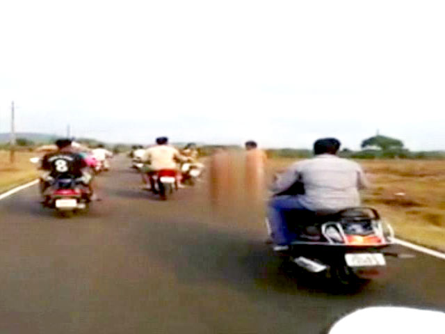 गोवा में भीड़ ने दो कथित चोरों को नग्न करके दौड़ा-दौड़ा कर पीटा