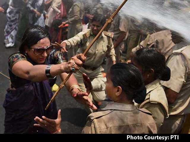 Video : Badaun Gang-Rape: Water Cannons Used on BJP Protesters Outside Akhilesh Yadav's Office