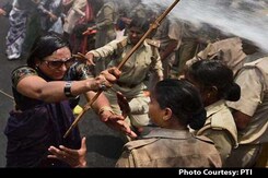 Badaun Gang-Rape: Water Cannons Used on BJP Protesters Outside Akhilesh Yadav's Office Badaun Gang-Rape: Water Cannons Used on BJP Protesters Outside Akhilesh Yadav's Office