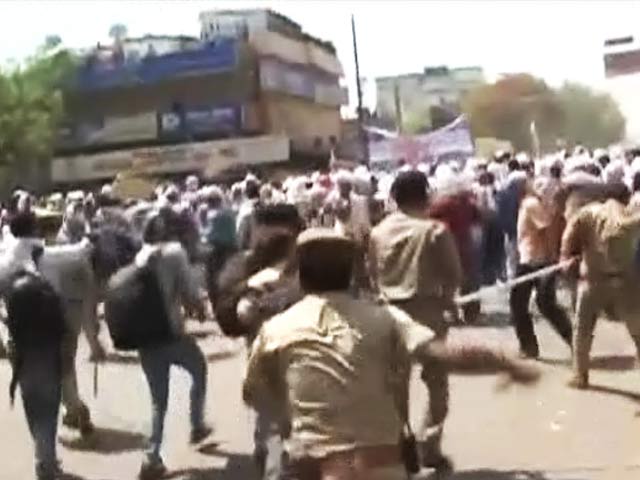 लखनऊ : प्रदर्शनरत शिक्षकों पर पुलिस ने किया लाठीचार्ज