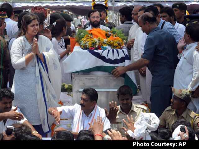 Gopinath Munde Cremated With Full State Honours in Beed