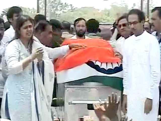 Videos : गोपीनाथ मुंडे का राजकीय सम्मान के साथ परली में अंतिम संस्कार